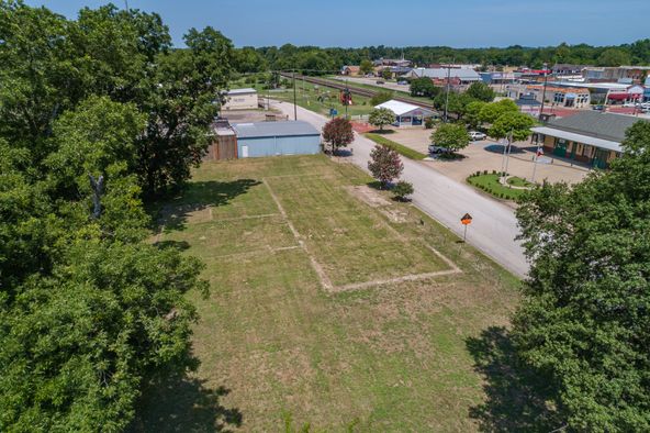 303 S Johnson St, Mineola, TX 75773